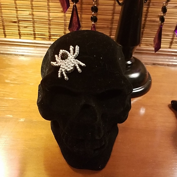 Gothic Velvet Spider Skull - Picture 2 of 4
